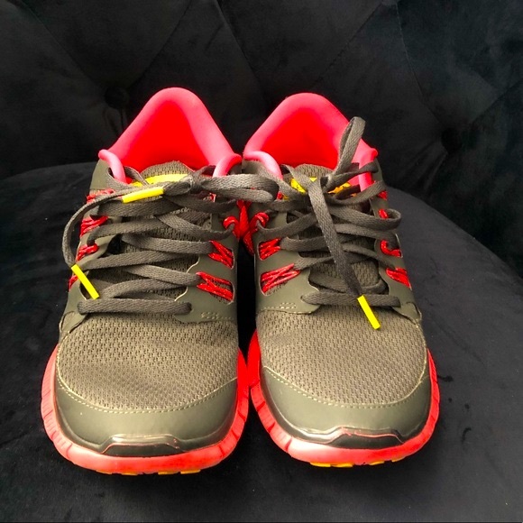 Nike LIVESTRONG Free Run 5.0 Sneakers - Picture 2 of 5